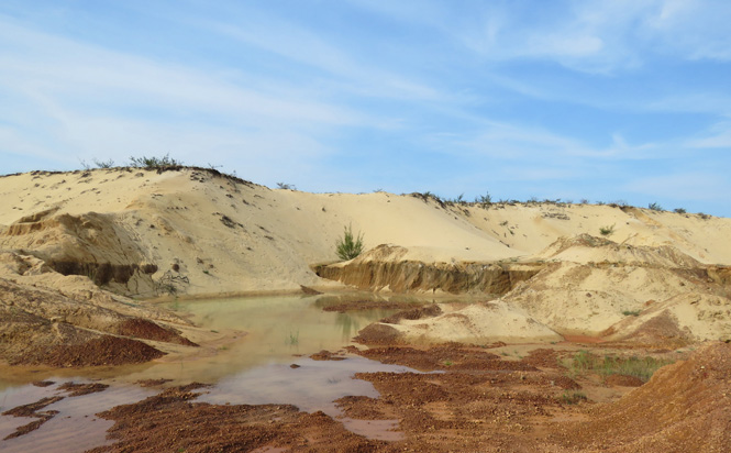 Ảnh 7 : Một điểm khai thác cát và đất san lấp tại khu vực Bàu Bàng ở xã Lý Trạch (Bố Trạch) không được cải tạo phục hồi môi trường sau khai thác.