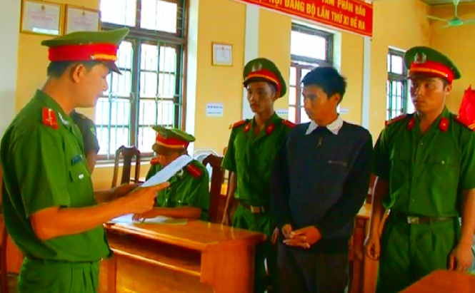 Ảnh 8 : Cơ quan CSĐT Công an huyện Lệ Thủy đọc quyết định khởi tố đối tượng Ngô Văn Hồng.