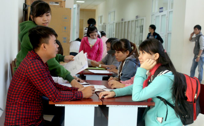 Thí sinh nộp hồ sơ xét tuyển ĐH năm 2015 Ảnh - Hải Quân