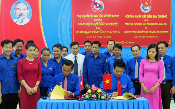 Đại diện lãnh đạo Đoàn Thanh niên tỉnh Quảng Bình và tỉnh Khăm Muộn ký kết biên bản ghi nhớ hợp tác.