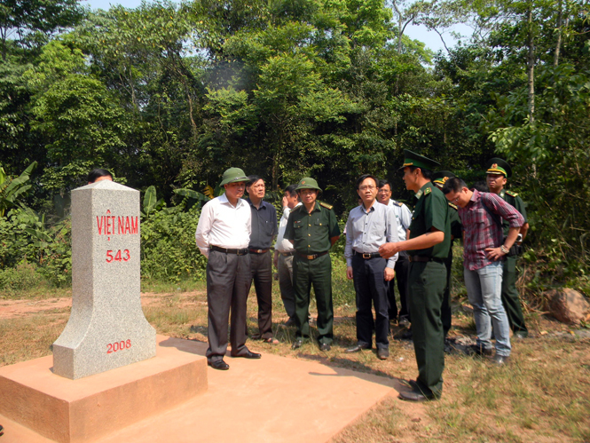 Đồng chí Trần Văn Tuân, Ủy viên Thường vụ Tỉnh ủy, Phó Chủ tịch UBND tỉnh, kiểm tra tình hình thực hiện nhiệm vụ công tác biên giới tại xã Thượng Trạch.