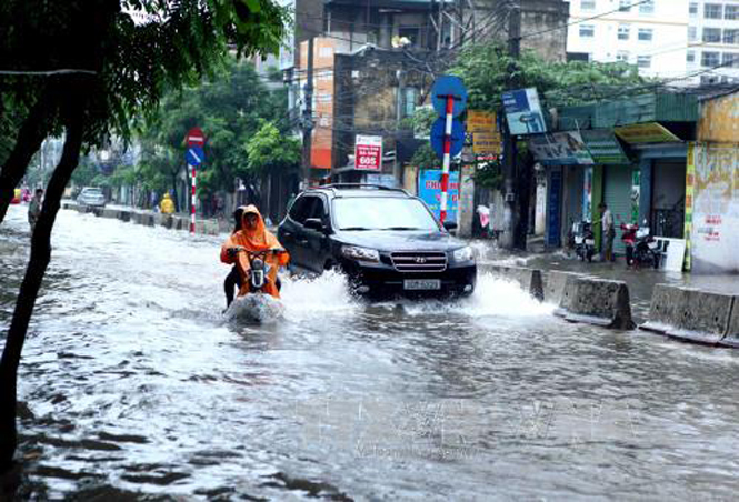 Phố Minh Khai ngập sau cơn mưa lớn. Ảnh: Quý Trung - TTXVN