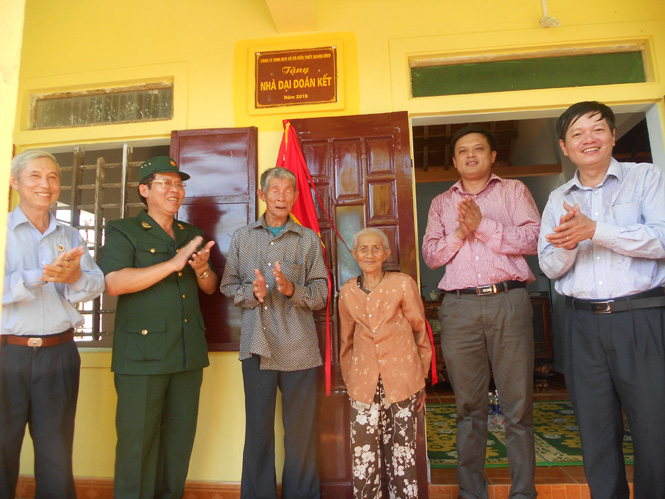 Lãnh đạo Công ty và xã Trung Trạch trao tặng nhà tình thương cho hộ ông Phan Văn Lân.