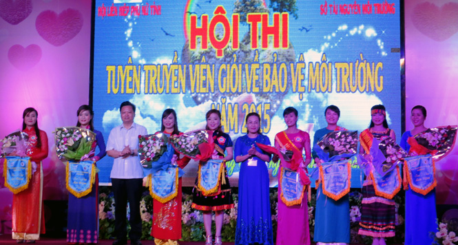 Đồng chí Nguyễn Tiến Hoàng, TUV, Phó Chủ tịch UBND tỉnh trao hoa và cờ lưu niệm cho các đội tham gia hội thi.