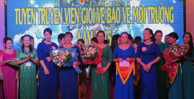Đồng chí Nguyễn Thị Hân, TUV, Chủ tịch Hội LHPN tỉnh trao giải nhất cho Hội LHPN huyện Quảng Trạch.