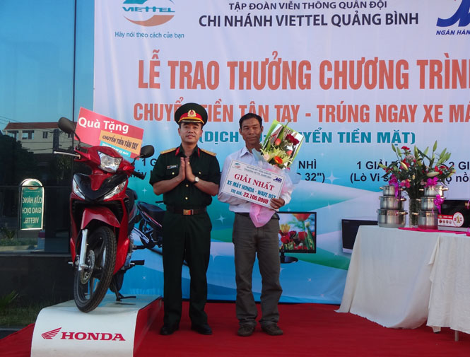 Đại diện Chi nhánh Viettel Quảng Bình trao giải nhất cho anh Đinh Xuân Hành (Hóa Hợp, Minh Hóa).