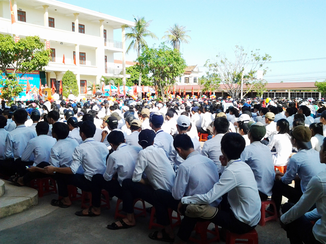 Trường THPT Lê Hồng Phong, xã Quảng Hoà, thị xã Ba Đồn được công nhận Trường THPT đạt chuẩn quốc gia năm học 2012-2013