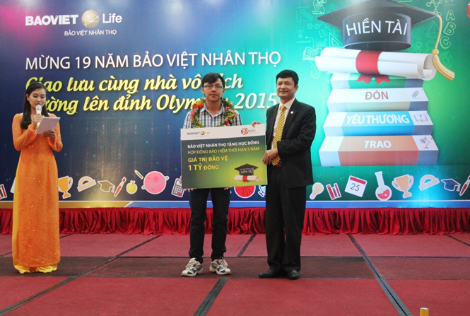 Ông Phạm Ngọc Sơn, Phó Tổng Giám đốc, Tổng Công ty Bảo Việt Nhân thọ trao tặng hợp đồng Bảo hiểm Nhân thọ có thời hạn 5 năm cho Văn Viết Đức với giá trị bảo vệ 1 tỷ đồng.