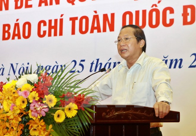Ông Trương Minh Tuấn, Thứ trưởng Bộ Thông tin và Truyền thông giới thiệu nội dung đề án. (Ảnh: Minh Quyết/TTXVN)