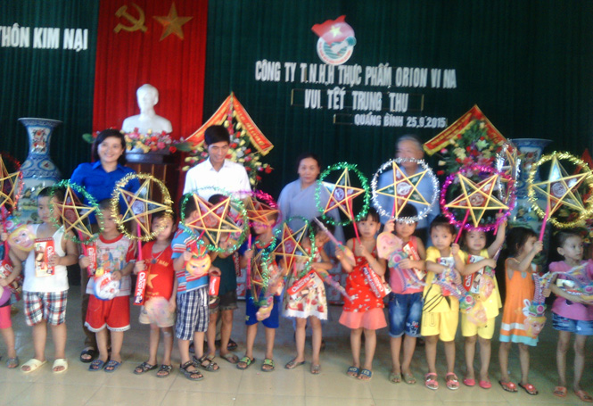 Huyện đoàn và Hội Chữ thập đỏ huyện Quảng Ninh trao quà trung thu của Công ty TNHH thực phẩm ORION VINA và Công ty Cổ phần thực phẩm Á Long cho thiếu nhi ở xã An Ninh.