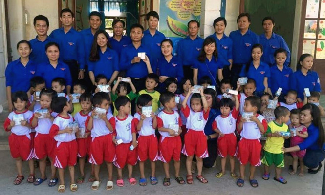 Đoàn viên thanh niên Liên chi đoàn Khối Đảng-Đoàn thể-Chính quyền trao tặng sữa cho các em học sinh huyện Tuyên Hóa.