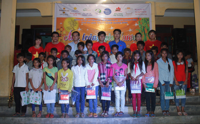 Đoàn tình nguyện trao quà cho các em học sinh Trường Tiểu học và THCS số 2 Kim Thủy.