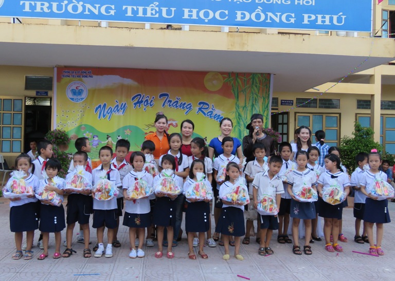Ban giám hiệu nhà trường, cùng lãnh đạo phường Đồng Phú trao quà Trung thu cho các em học sinh Làng trẻ em S.O.S Đồng Hới.