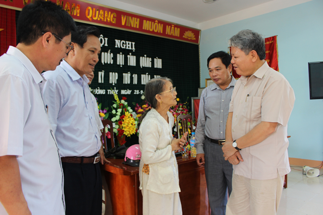 Đồng chí Hà Hùng Cường nói chuyện với cử tri huyện Lệ Thủy.