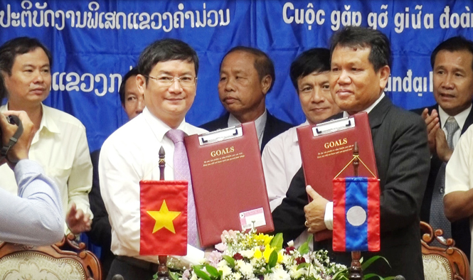 Ban công tác đặc biệt hai tỉnh Quảng Bình – Khăm Muộn ký kết biên bản phối hợp công tác tìm kiếm, quy tập hài cốt liệt sỹ mùa khô 2015 - 2016.