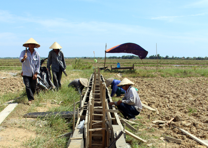 Bê tông hóa kênh mương ở Lộc Thủy.