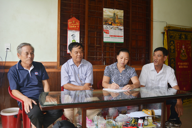 Ông Nguyễn Thanh Bình (thứ hai từ trái qua) đang cùng với tập thể ban điều hành tiểu khu bàn kế hoạch tổ chức Tết Trung thu cho các cháu trên địa bàn