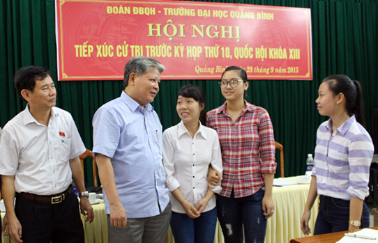 Bộ trưởng Hà Hùng Cường và đại biểu Quốc hội tỉnh trao đổi với sinh viên Trường Đại học Quảng Bình tại buổi tiếp xúc cử tri.