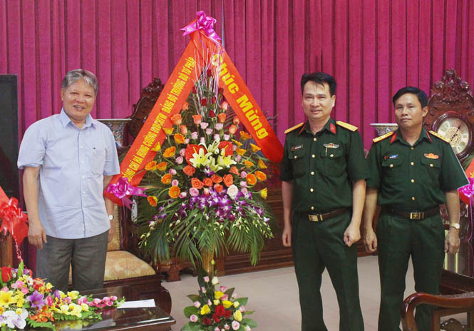 Đồng chí Hà Hùng Cường, Ủy viên Trung ương Đảng, Bộ trưởng Bộ Tư pháp tặng hoa chúc mừng Bộ CHQS tỉnh.