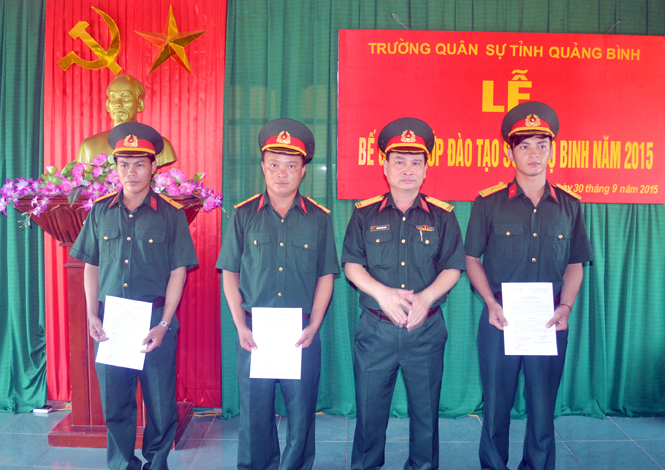 Đồng chí Thượng tá Nguyễn Văn Man, Ủy viên Thường vụ Tỉnh ủy, Chỉ huy trưởng Bộ CHQS tỉnh trao quyết định và gắn quân hàm sĩ quan cho các học viên tốt nghiệp loại giỏi