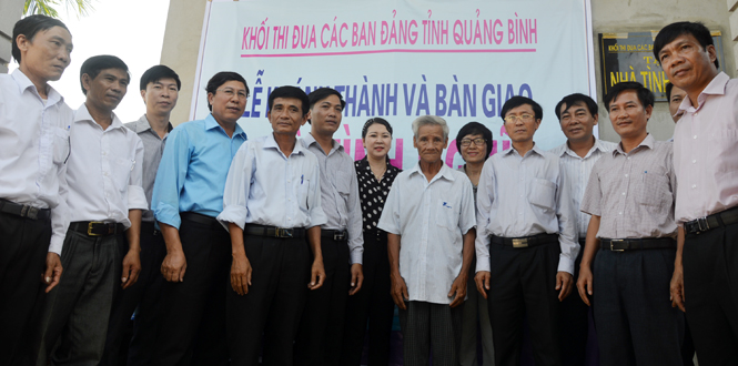 Đại diện lãnh đạo các đơn vị thuộc Khối thi đua các Ban Đảng tỉnh và chính quyền địa phương chụp ảnh lưu niệm với gia đình đảng viên Nguyễn Liệu.