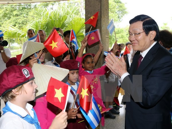 Chủ tịch nước Trương Tấn Sang với các cháu học sinh Cuba. (Ảnh: Nguyễn Khang/TTXVN)