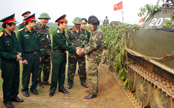 Thiếu tướng Nguyễn Tân Cương, Ủy viên Dự khuyết Ban Chấp hành Trung ương Đảng, Tư lệnh Quân khu 4, động viên cán bộ, chiến sĩ Lữ đoàn Xe tăng 206.