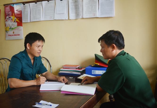 Chỉ huy trưởng Ban CHQS xã Hàm Ninh Nguyễn Văn Phương đang trao đổi công việc với lãnh đạo Ban CHQS huyện Quảng Ninh.