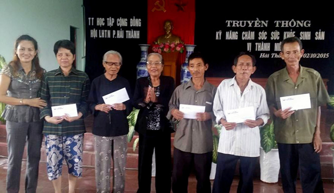 Các thành viên trong Hội từ thiện Tâm Bồ Đề Quảng Bình trao quà cho các gia đình có hoàn cảnh khó khăn trên địa bàn thành phố Đồng Hới.