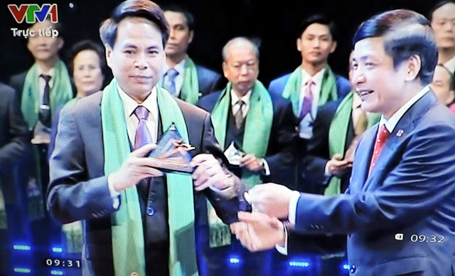 Tổng Giám đốc Tổng công ty Sông Gianh nhận giải thưởng. (ảnh chụp qua màn hình VTV)