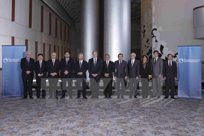 Bộ trưởng Thương mại 12 nước thành viên tham gia đàm phán TPP chụp ảnh chung tại hội nghị ngày 1-10. (Nguồn: Reuters/TTXVN)