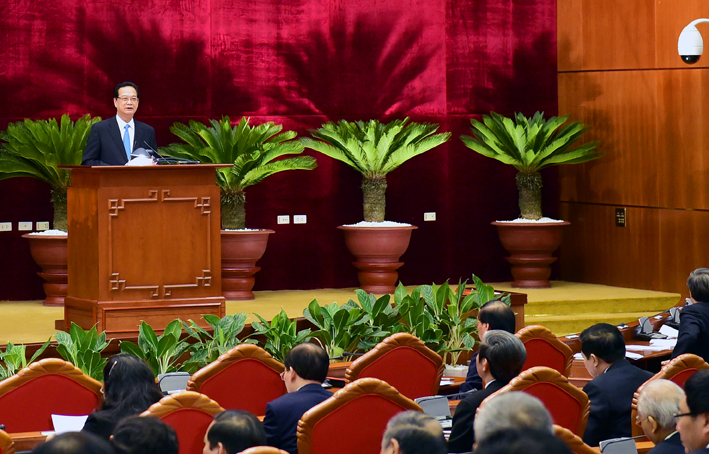 Đồng chí Nguyễn Tấn Dũng, Ủy viên Bộ Chính trị, Thủ tướng Chính phủ đọc Báo cáo tình hình KT-XH. Ảnh: VGP/Nhật Bắc