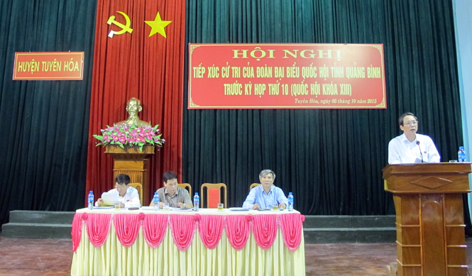 Các đại biểu Quốc hội tiếp xúc với cử tri tại huyện Minh Hoá trước kỳ họp thứ 10, Quốc hội khóa XIII.