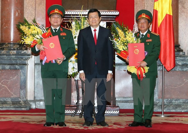 Chủ tịch nước Trương Tấn Sang chụp ảnh chung với hai Đại tướng Ngô Xuân Lịch và Đỗ Bá Tỵ tại lễ trao quyết định thăng quân hàm Đại tướng. (Ảnh: Nguyễn Khang/TTXVN)