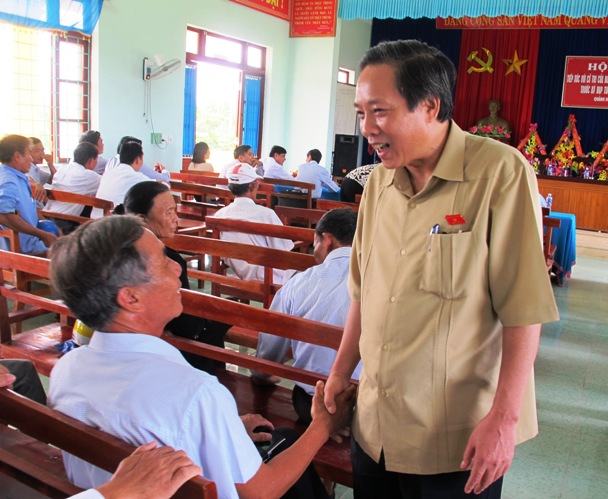 Đồng chí Hoàng Đăng Quang, Phó Bí thư Thường trực Tỉnh ủy, Trưởng đoàn đại biểu Quốc hội tỉnh trao đổi với cử tri huyện Quảng Trạch 