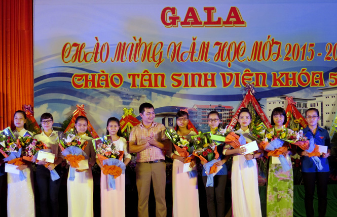 Chi nhánh Viettel Quảng Bình trao 19 suất quà cho các tân sinh viên đạt kết quả cao trong kì thi đại học, cao đẳng năm 2015.