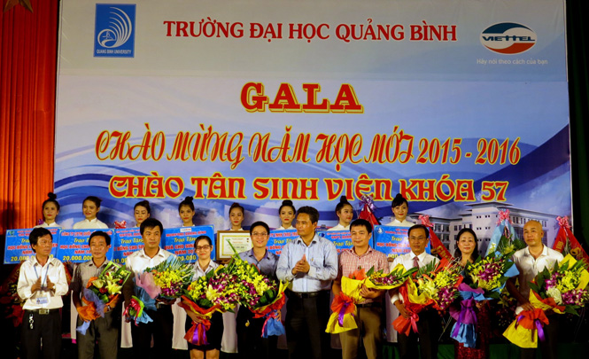 Đại diện lãnh đạo Trường đại học Quảng Bình trao hoa cho các doanh nghiệp, nhà tài trợ