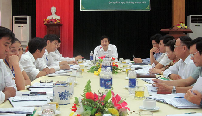 Ảnh: Đồng chí Nguyễn Xuân Quang, UVTV, Phó chủ tịch Thường trực UBND tỉnh, Trưởng Ban đại diện Hội đồng quản trị Ngân hàng CSXH tỉnh chủ trì cuộc họp.