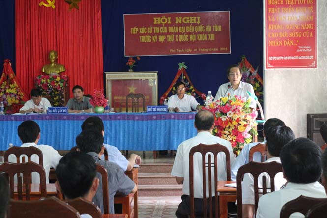 Đồng chí Hoàng Đăng Quang, Phó Bí thư thường trực Tỉnh ủy, Trưởng đoàn đại biểu quốc hội tỉnh  trả ời kiến nghị của cử tri
