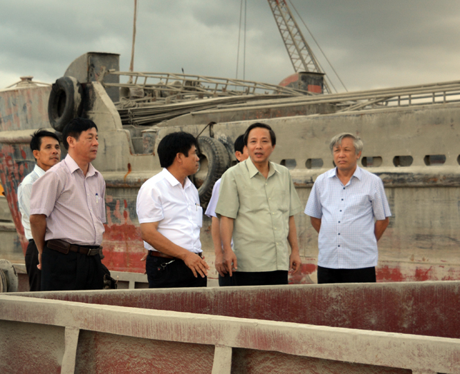 Đồng chí Hoàng Đăng Quang, Phó Bí thư Thường trực Tỉnh ủy, Trưởng đoàn đại biểu Quốc hội tỉnh và các đồng chí trong đoàn đến thăm cơ sở đóng và sửa chữa, nâng cấp cải hoán tàu cá của Công ty TNHH XDTH Thắng Lợi.