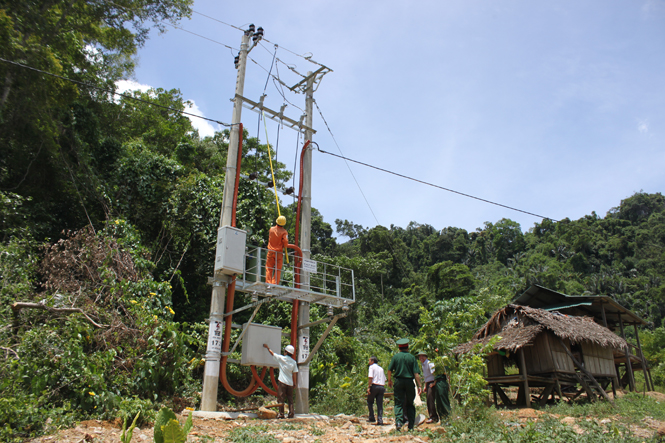 Hỗ trợ vốn xây dựng tuyến đường điện vào bản EoBù.