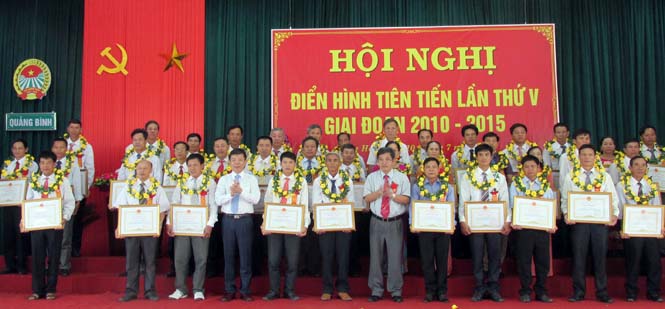 Đồng chí Nguyễn Hữu Hoài, Phó Bí thư Tỉnh ủy, Chủ tịch UBND tỉnh, trao tặng bằng khen cho các tập thể, cá nhân điển hình trong phong trào nông dân thi đua yêu nước giai đoạn 2010 - 2015.