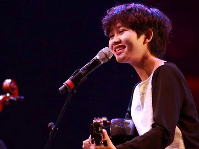 Lê Cát Trọng Lý trong trẻo bên cây guitar quen thuộc. (Ảnh: NMH)