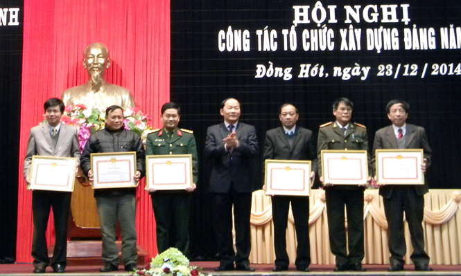 Ảnh 3 : Khen thưởng các tập thể có thành tích trong công tác tổ chức xây dựng Đảng năm 2014.