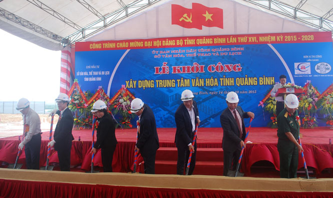 Các đồng chí lãnh đạo tỉnh tham gia lễ động thổ khởi công xây dựng Trung tâm văn hóa tỉnh.