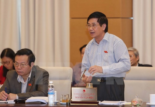 Chủ nhiệm Ủy ban Tư pháp của Quốc hội Nguyễn Văn Hiện trình bày báo cáo. (Ảnh: Phương Hoa/TTXVN)