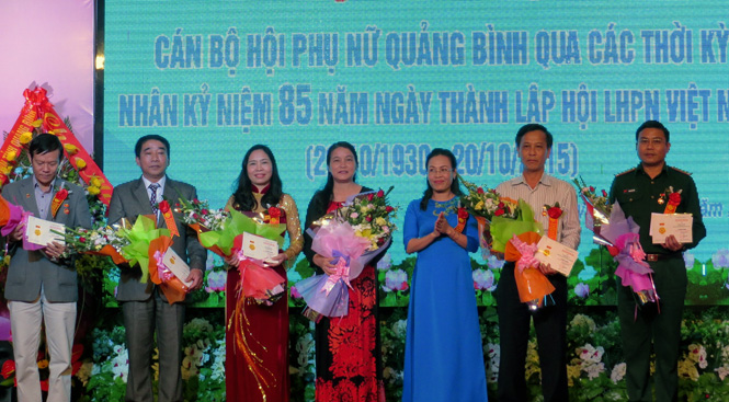 Bà Phạm Thị Hân, Chủ tịch Hội LHPN tỉnh trao kỷ niệm chương “Vì sự phát triển của phụ nữ” cho các cá nhân đã có nhiều đóng góp cho phong trào bình đẳng giới và sự phát triển phụ nữ.