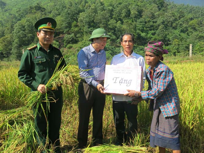 Đồng chí Trần Văn Tuân, Phó chủ tịch UBND tỉnh thăm và tặng quà cho dân bản Ka Ai