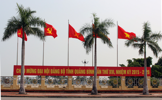 Thành phố Đồng Hới ngập tràn màu đỏ cờ và băng rôn, biểu ngữ chào mừng Đại hội Đảng bộ tỉnh