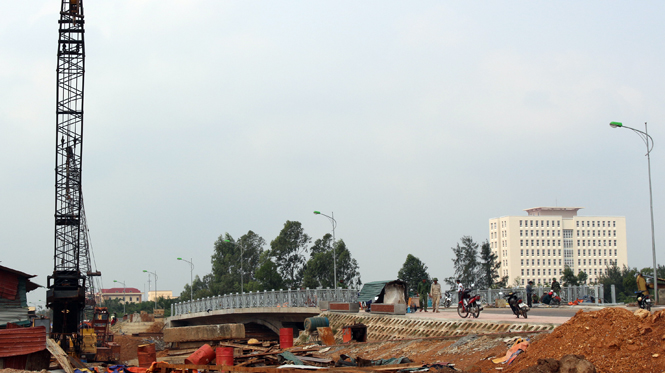 Công trình cầu Công viên trên đường Trần Quang Khải gấp rút hoàn thiện trước Đại hội Đảng bộ tỉnh